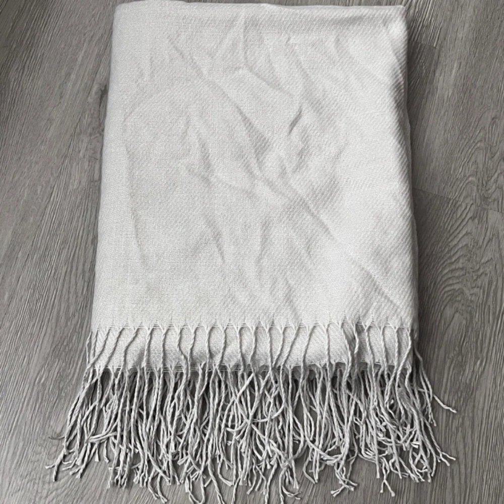 (NWOT) Women's Light Gray Fringed Striped Shawl/Blanket/Wrap